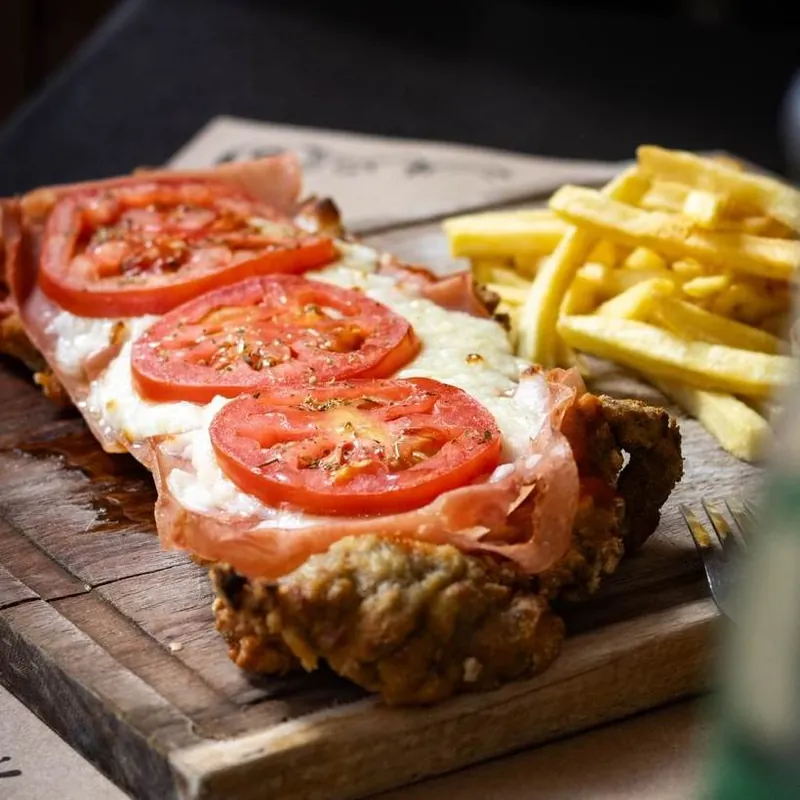 Milanesa napolitana con papas fritas en La Vaca Gaucha, Playa del Carmen